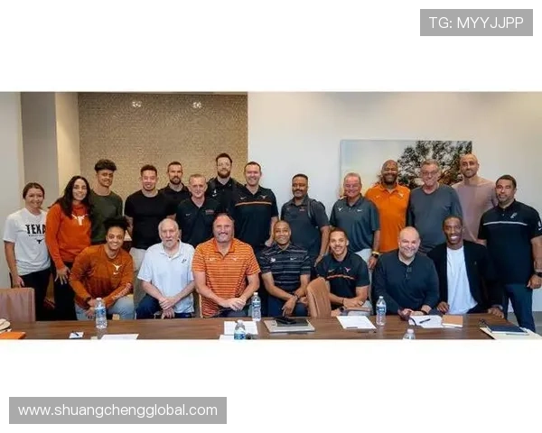 德克萨斯大学橄榄球队成员观战马刺星三代曼宁与文班合影互换球衣精彩瞬间